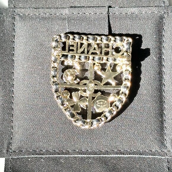CHANEL 2023V GOLDEN CC LOGO BLACK LEATHER CHAIN SHIELD BROOCH PIN CHARM - Picture 12 of 16